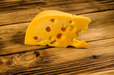 Ahşap arka plan üzerinde peynir parçası