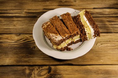 Ekşi krema pasta plaka üzerinde ahşap masa üzerinde