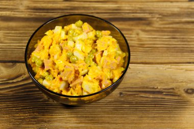 Sosis, bezelye, havuç ve soğan ile mayonez salatası 