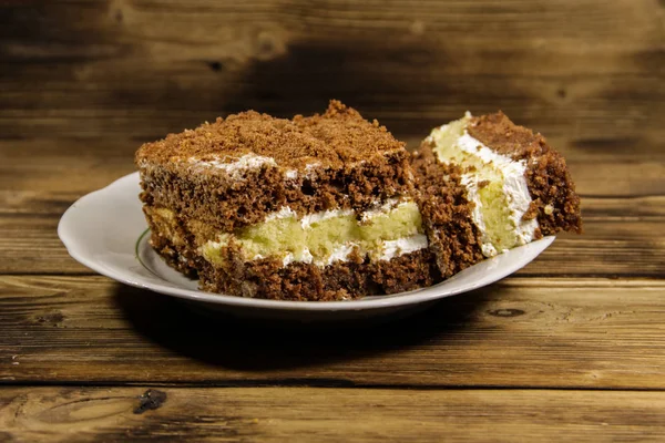 Saure Sahnetorte auf Teller auf Holztisch — Stockfoto