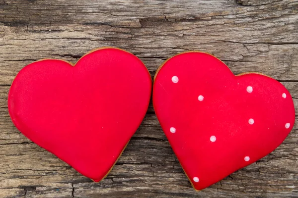 Galleta en forma de corazón para el día de San Valentín en mesa de madera rústica — Foto de Stock