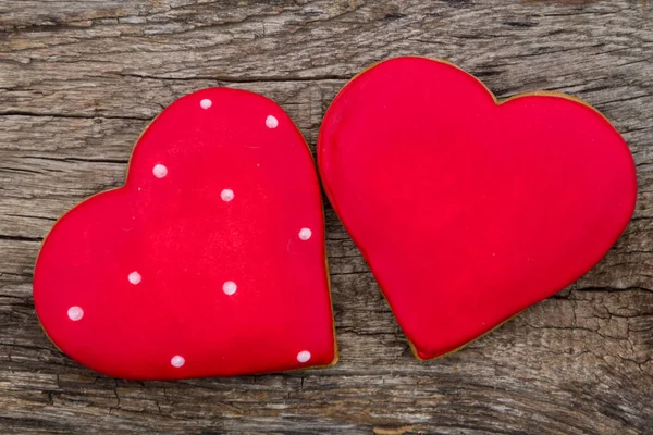 Galleta en forma de corazón para el día de San Valentín en mesa de madera rústica — Foto de Stock