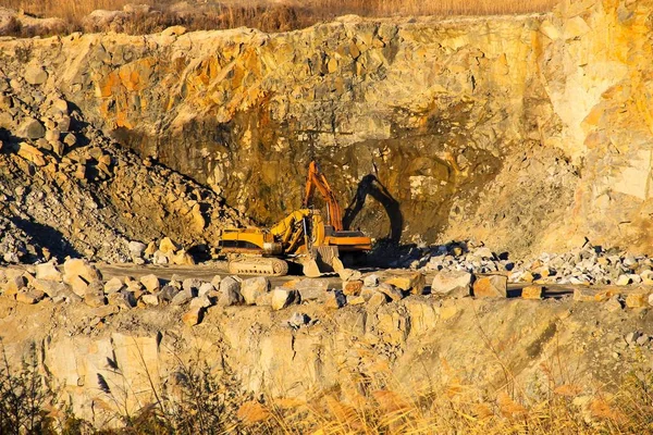 Добыча полезных ископаемых в гранитном карьере — стоковое фото