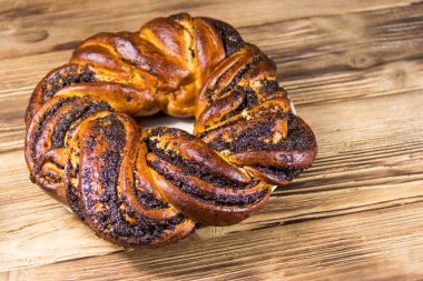 Tahta masada haşhaş tohumlu tatlı çörek