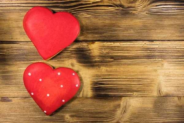 Galletas en forma de corazón para San Valentín en mesa de madera. Vista superior — Foto de Stock