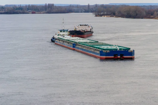 Navio de carga e barco navegando no rio Dnieper — Fotografia de Stock