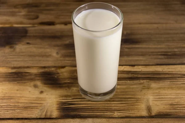 Sklenice mléka na dřevěném stole — Stock fotografie