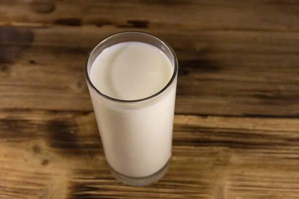 Vaso de leche sobre mesa de madera —  Fotos de Stock