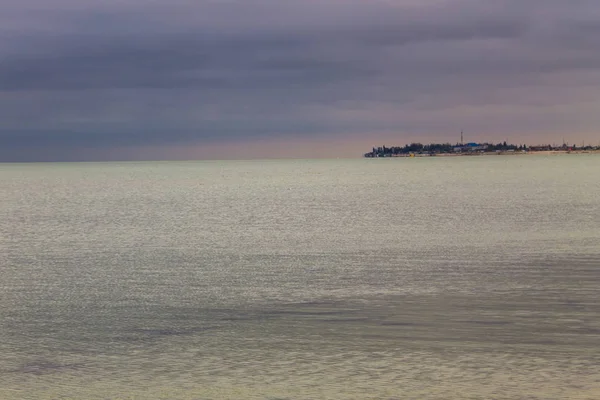 Dramatické tmavě zatažené obloze nad Azovské moře — Stock fotografie
