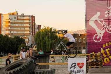 Adam parkta onun deneme motosiklet üzerinde bir denge tutmak