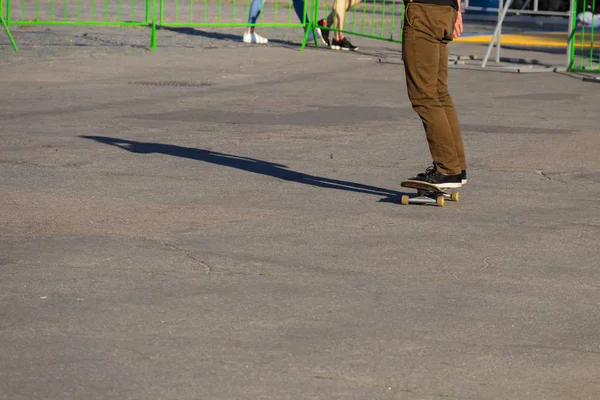 Skateboarder legs riding skateboard at skatepark — Stock Photo, Image