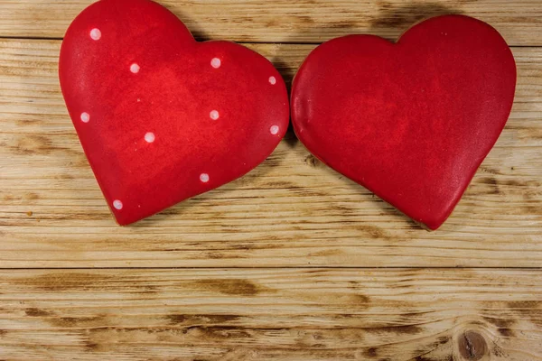 심장 모양의 쿠키 나무 테이블에 발렌타인 데이 대 한. 상위 뷰 — 스톡 사진
