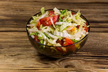 Ahşap masa üzerinde taze sebze salatası