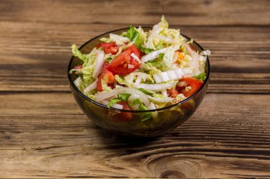 Ahşap masa üzerinde taze sebze salatası