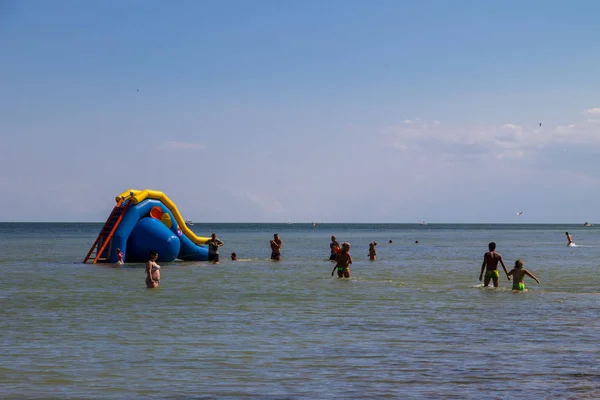 Надувные водные горки Азовского моря — стоковое фото