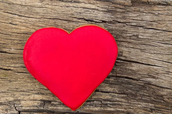 Galleta en forma de corazón para el día de San Valentín en mesa de madera rústica — Foto de Stock