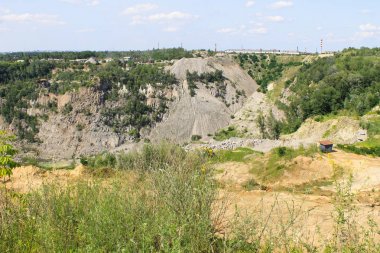 Granit ocağındaki maden kaynaklarının çıkarılması