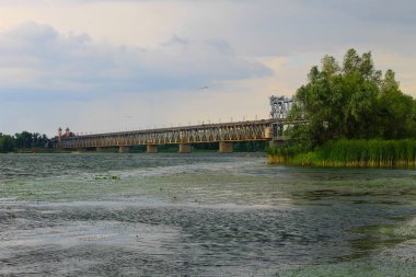 Nehir Dnieper ve fırtına bulutları gökyüzünde köprüden