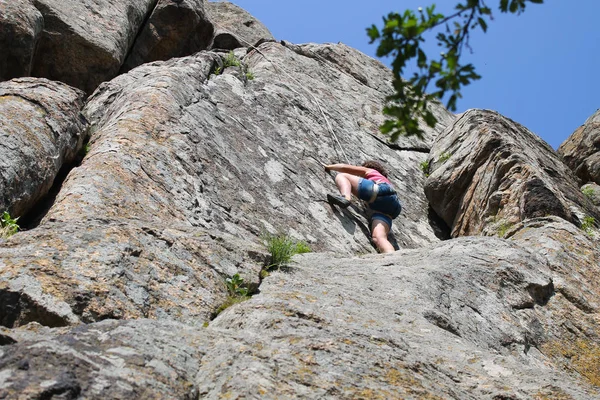 Klettermädchen klettert auf Felsen — Stockfoto