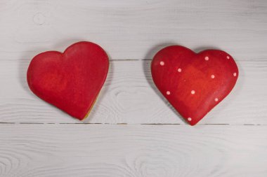 Tanımlama bilgilerini Beyaz ahşap masa üzerinde Sevgililer günü için kalp şeklinde
