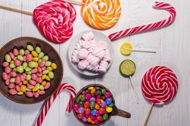 Renkli çikolata şekerleme, lolipop, şeker kamışı ve şekerleme