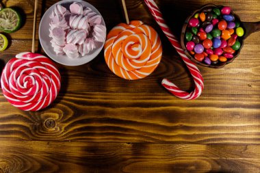 Renkli çikolata şekerleme, lolipop, şeker kamışı ve şekerleme