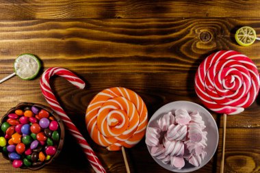 Renkli çikolata şekerleme, lolipop, şeker kamışı ve şekerleme