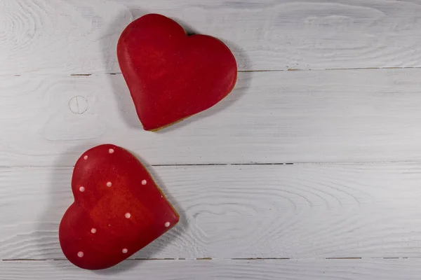 Galletas en forma de corazón para el día de San Valentín en mesa de madera blanca — Foto de Stock