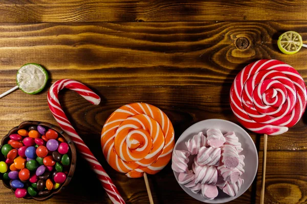 Барвисті шоколадні цукерки, льодяники, цукерки тростина і зефір — стокове фото