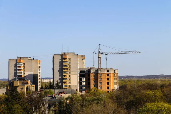 Gru e edificio in costruzione contro il cielo blu — Foto Stock