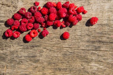 Ahududu rustik ahşap zemin üzerine.