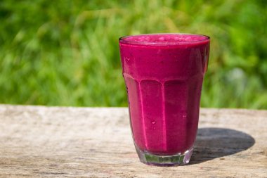 Cam berry güler yüzlü bulanık arka plan üzerinde ahşap tablo