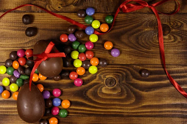 Osterkomposition mit Schokoladeneiern auf Holzgrund — Stockfoto