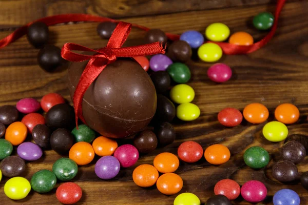 Composição de Páscoa com ovos de chocolate no fundo de madeira — Fotografia de Stock