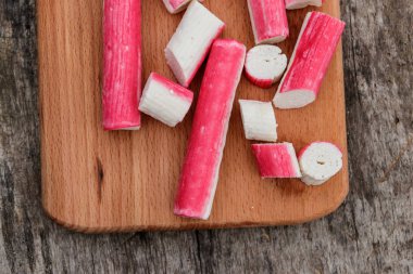 Rustik ahşap masa üzerinde kesme tahtası üzerinde sopa Yengeç