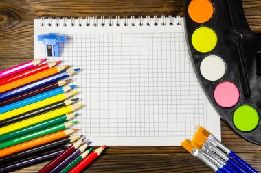 Ahşap arka plan üzerinde çizim araçları kümesi 