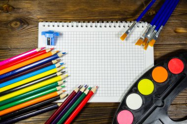 Ahşap arka plan üzerinde çizim araçları kümesi 