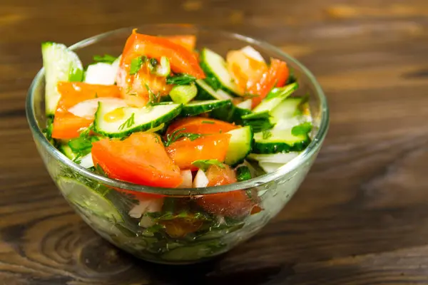 Friss saláta, paradicsom, uborka, hagyma, petrezselyem és kapor — Stock Fotó