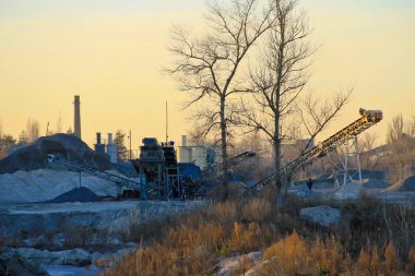 Granit ocağındaki taşıma bandı.