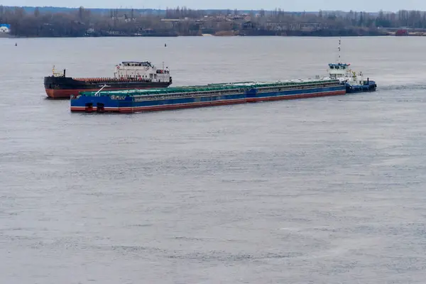 Cargo ship and barge sailing on the river Dnieper — Stock Photo, Image