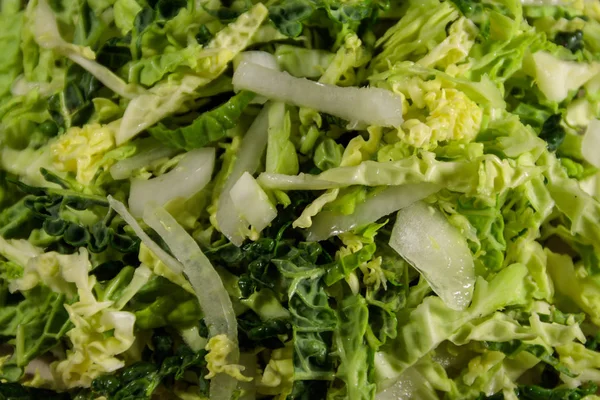 Insalata fresca con verza e cipolla primo piano — Foto Stock