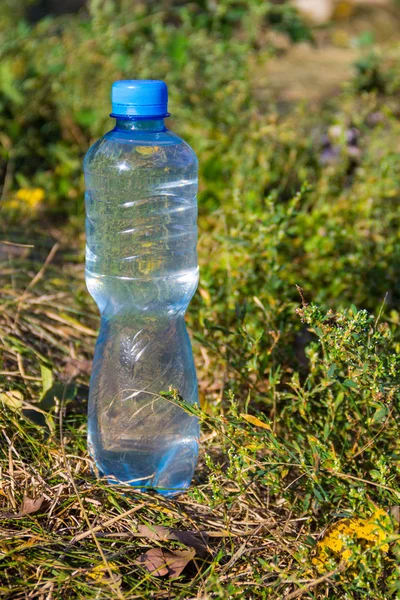 Botella de plástico de agua potable en el suelo — Foto de Stock