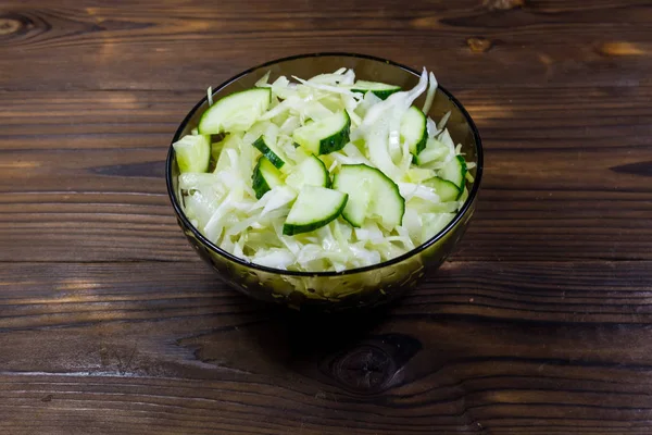 Tavaszi vegán saláta káposztával és uborka, fából készült asztallal — Stock Fotó
