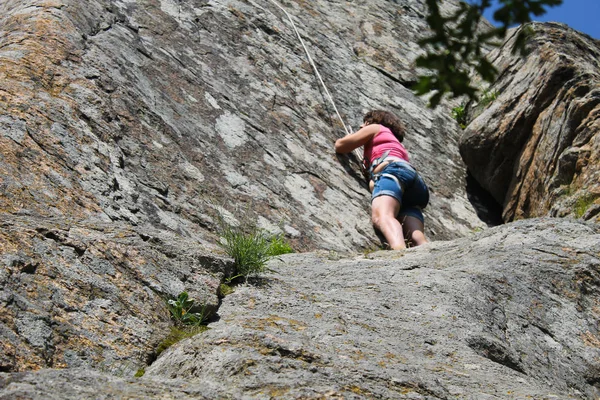 女の子ロッククライマーは岩の上に登る — ストック写真