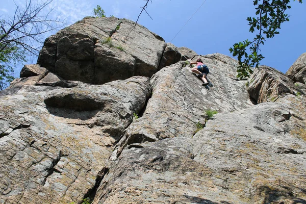 岩の上を登る少女は — ストック写真