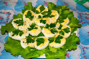 Bir tabloda haşlanmış yumurta dekoratif dolması