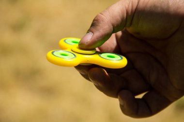Adam oyuncak rahatlatma topluca spinner stres ile oynamak 