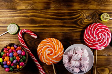 Renkli çikolata şekerleme, lolipop, şeker kamışı ve şekerleme