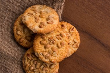 Fıstık ahşap masa üzerinde tatlı kurabiye. Üstten Görünüm