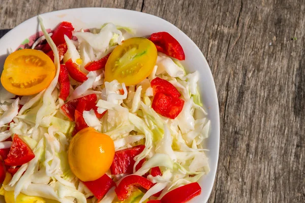 Rustik ahşap masa üzerinde taze sebze salatası — Stok fotoğraf